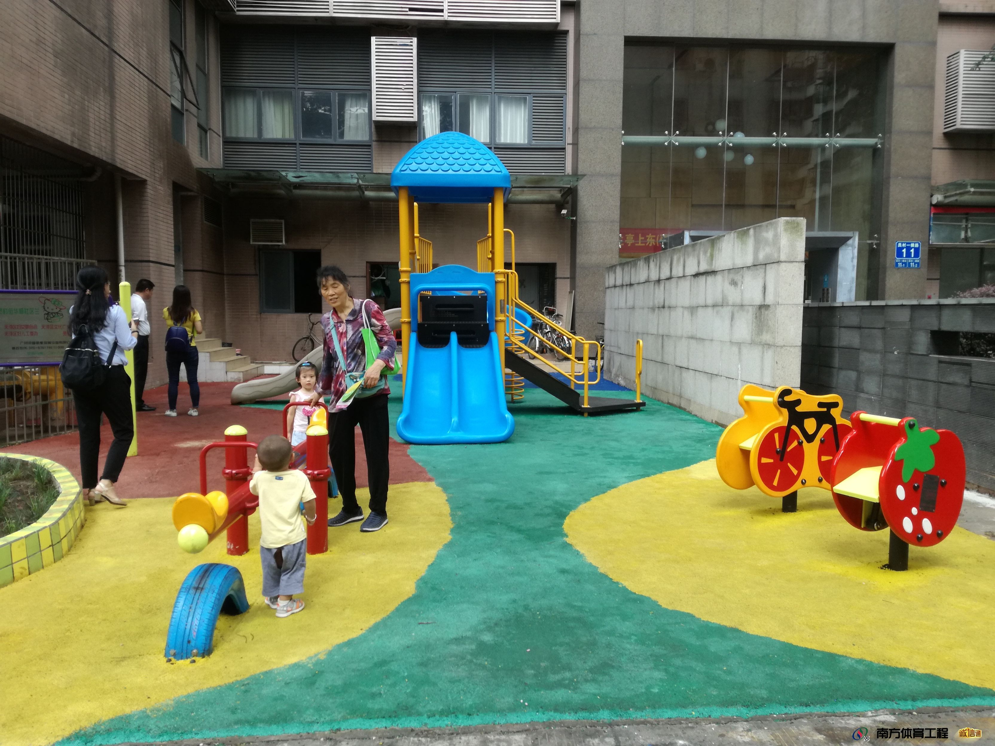广东省广州市天河区员村街道华颖社区居委会一横路7号大院兰亭上东儿童游乐设施匹克球场
